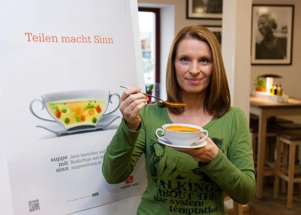 Frau mit Suppenschüssel in der Hand