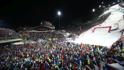 Menschenmenge bei Slalom Skifahren