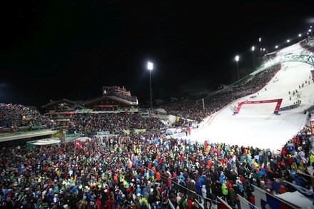 Menschenmenge bei Slalom Skifahren