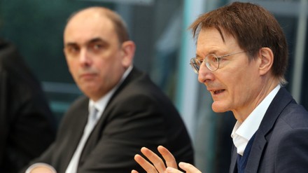 Karl Lauterbach (SPD, r), Bundesgesundheitsminister, und Lars Schaade, Vizepräsident des Robert Koch-Instituts (RKI), beantworten auf einer Pressekonferenz Fragen von Journalisten zum Infektionsgeschehen und zur Impfentwicklung. (Foto: © picture alliance/dpa | Wolfgang Kumm)