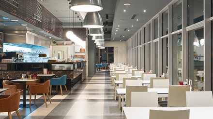 Bleibt die Kantine leer oder ist Vor-Ort-Verzehr erlaubt? Die Länder entscheiden eigenständig. (Foto: ©Mihajlo Becej/stock.adobe.com)
Leere Kantine