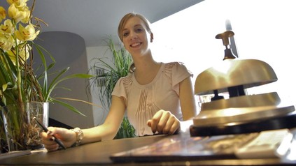 Eine freundliche Empfangsdame in einem Hotel