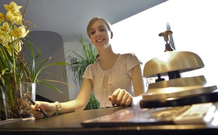 Eine freundliche Empfangsdame in einem Hotel