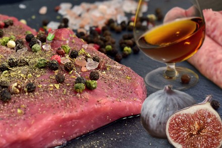 Ein Stück Kalbsfilet mit Feigen