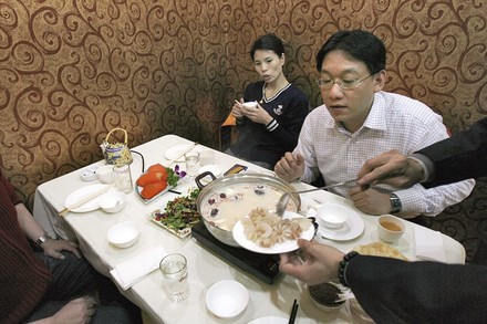 Asiaten bekommen Essen serviert