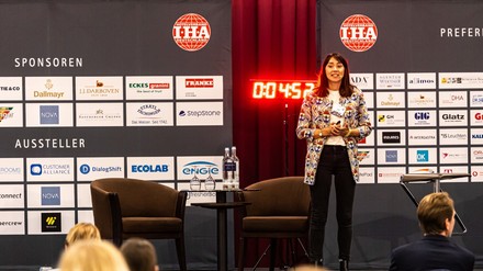 Pitch-Präsentation beim IHA-Start-up-Award 2021: Olga Heuser, DialogShift GmbH. (Foto: © Stefan Anke)