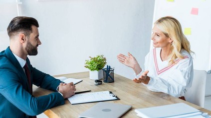 Mann und Frau bei einem Bewerbungsgespräch