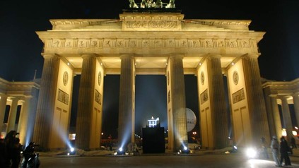 Das Brandenburger Tor bei Nacht hell erleuchtet