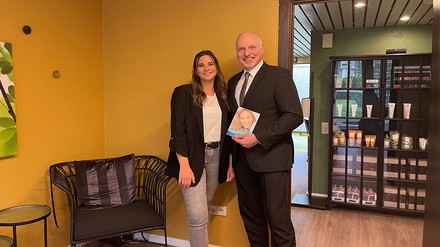 Begrüßen Gäste im neu renovierten Wellnessbereich im Best Western Premier Parkhotel Bad Mergentheim: Bonnie Schmidt (links), Leiterin „Beauty am Kurpark“, und Ralf Dördelmann, Direktor