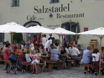 Der Außenbereich des Salzstadel Restaurants