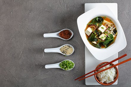 Kombuessenz mit Tofu und Shiitake Pilzen