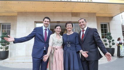 Thomas, Lisa, Ingrid und Georg Imlauer vor dem Hotel Imlauer Pitter