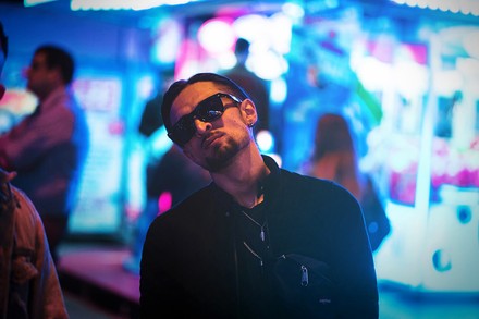 Ein Mafiosi vor einem Restaurant