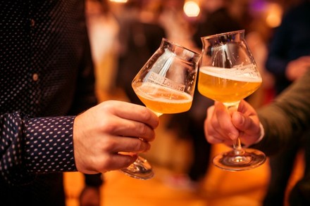 Zwei Männer stoßen miteinander an