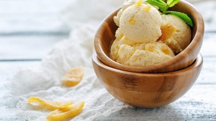 Eine Holzschüssel mit erfrischendem Eis