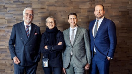 Die Hoteliers und Gastronomen Heiner, Renate, Sebastian und Matthias Finkbeiner führen die Traube Tonbach gemeinsam. (Foto: © Rene Riis)