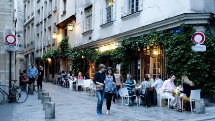 Eine Gasse mit einem Café mit Außenbereich in Paris