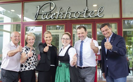 (v.l.): Peter Makula (Landesausbildungsreferent für Tourismusberufe), Kathrin Nußbaumer (Bundestrainerin für Service), Dagmar Gietmann (Direktorin Parkhotel Pörtschach), Michaela Ehgartner, Erwin Schurtl (Restaurantleiter und Ausbildner im Parkhotel Pörtschach) und Jürgen Mandl (Präsident Wirtschaftskammer Kärnten)