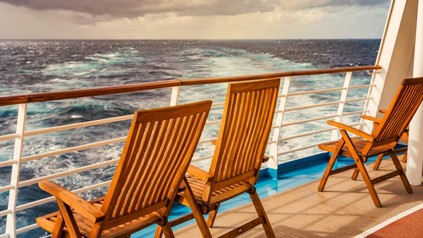 Eine Terrasse auf einem Kreuzfahrtschiff mit Liegestühlen auf See