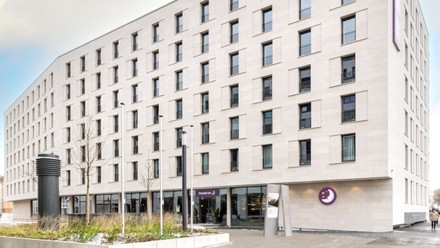 Premium-Economy-Hotel an der Adresse Frauentorgraben 53 bietet fußläufig zum Hauptbahnhof eine ideale Anbindung für Fahrten mit öffentlichen Verkehrsmitteln. (Foto: © Premier Inn)