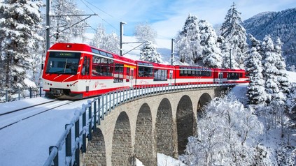 Ein Zug nach Zermatt fährt durch eine Schneelandschaft in der Schweiz