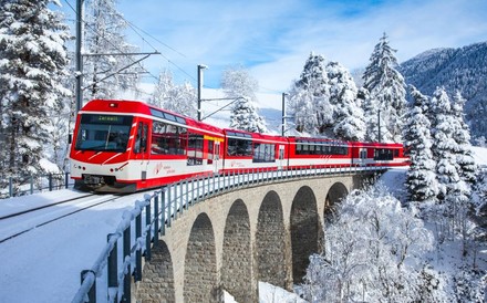 Ein Zug nach Zermatt fährt durch eine Schneelandschaft in der Schweiz