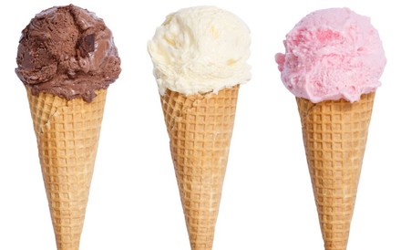 Drei Eiswaffeln mit einer Kugel Schokoladen-, Vanille- und Erdbeereis