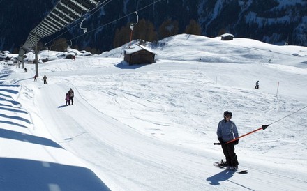 Skifahrer verwenden einen Schlepplift um auf die Piste zu kommen