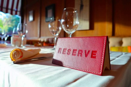 Ein gedeckter Tisch mit Reserviertschild