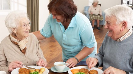 Im Coaching überprüfen die Senioreneinrichtungen verschiedene Bereiche ihrer Verpflegung. Sie analysieren Essenszeiten, die Raumsituation sowie Möglichkeiten der aktiven Teilhabe der Seniorinnen und Senioren. (Foto: © Monkey Business/stock.adobe.com)