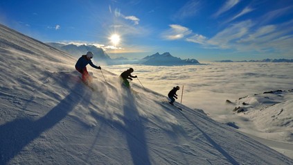 Tiefschnee-Skifahrer in der Schweiz