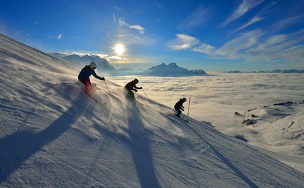 Tiefschnee-Skifahrer in der Schweiz