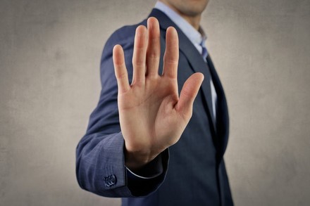 Mann signalisiert „stopp“ mit seiner Hand