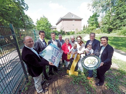 Jens Borstelmann, Adrian Köstler, Thomas Vietzke, Professor Jürgen Seidenberg, Germaid Eilers-Dörfler, Horst Milde, Maren und Karsten Hespe mit Julia und Johanna und Iris Neumann-Holbeck beim Bauplatz des Ronald McDonald Haus Oldenburg
