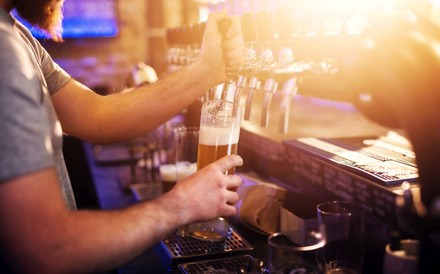 Ein Bier wird an einer Zapfanlage gezapft