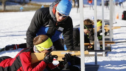 Frau beim Biathlon Schießen