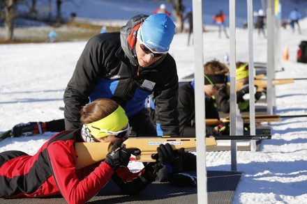 Frau beim Biathlon Schießen