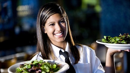 Eine Kellnerin im Restaurant