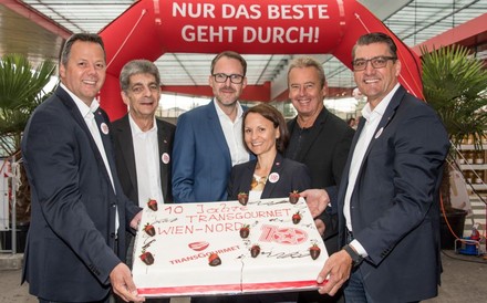 Udo Huber, Sascha Krammer, Andreas Draganits, Manfred Mladosevits, Bettina Fleiss und Leopold Bayrleitner bei der Jupiläumsfeier von Transgourmet Wien-Nord