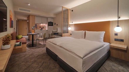 Wie in allen Adina Hotels verfügen die Studios und Apartments des Adina Düsseldorf über viel Platz, einen separaten Wohn- und Arbeitsbereich sowie eine eigene Küche. (Foto: © Adina Hotels)