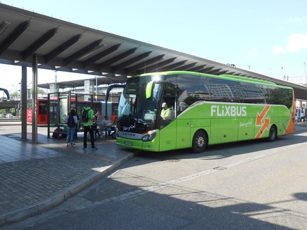 Ein Flixbus an einer Bushaltestelle