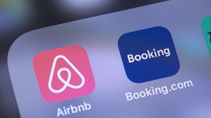Die Logos von Airbnb und Booking.com
