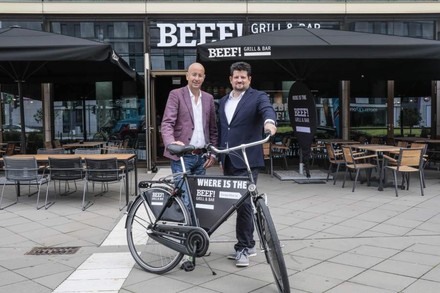Oliver Altherr und Jan Spielhagen vor dem ersten BEEF! Restaurant in Frankfurt und einem BEEF! Fahrrad