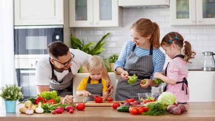 Eine glückliche Familie beim gemeinsamen Kochen