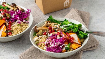 Vegane Bowl mit Brokkoli, Pilzen und weiterem Gemüse