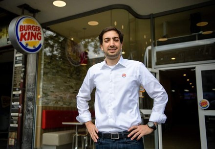Der brasilianische Manager und Deutschland-Chef Carlos Baron will viele neue Burger-King-Restaurants eröffnen. (Foto: picture alliance/Matthias Balk/dpa)
Carlos Baron vor einer Burger King Filiale