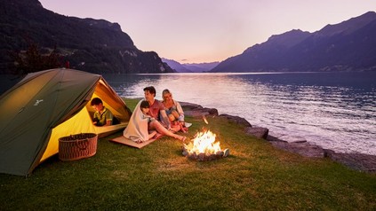 Eine glückliche Familie beim Camping an einem See