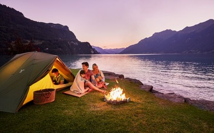 Eine glückliche Familie beim Camping an einem See