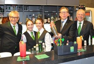 Landesrat Buchmann und Kurator Dr. Florian mit Schülern der Tourismusschulen Bad Gleichenberg an der Bar.