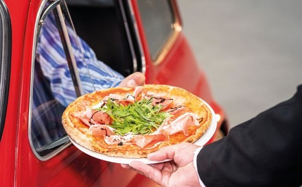 Autofahrer lässt sich eine Pizza ins Auto liefern